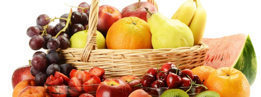 Корзина с фруктами и ягодами